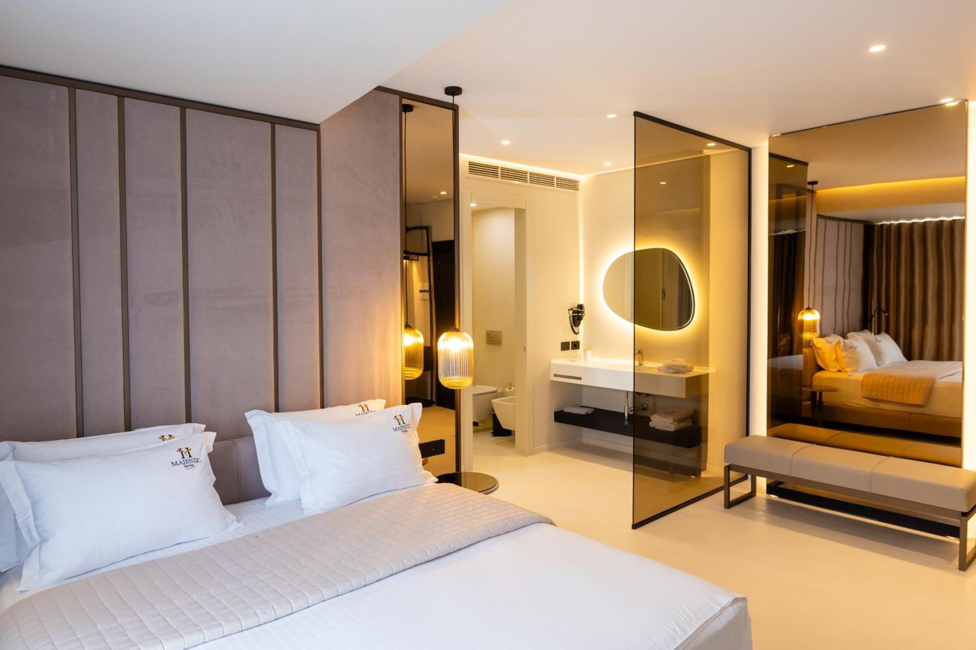 Hotel Majestic Radhimë Extérieur photo