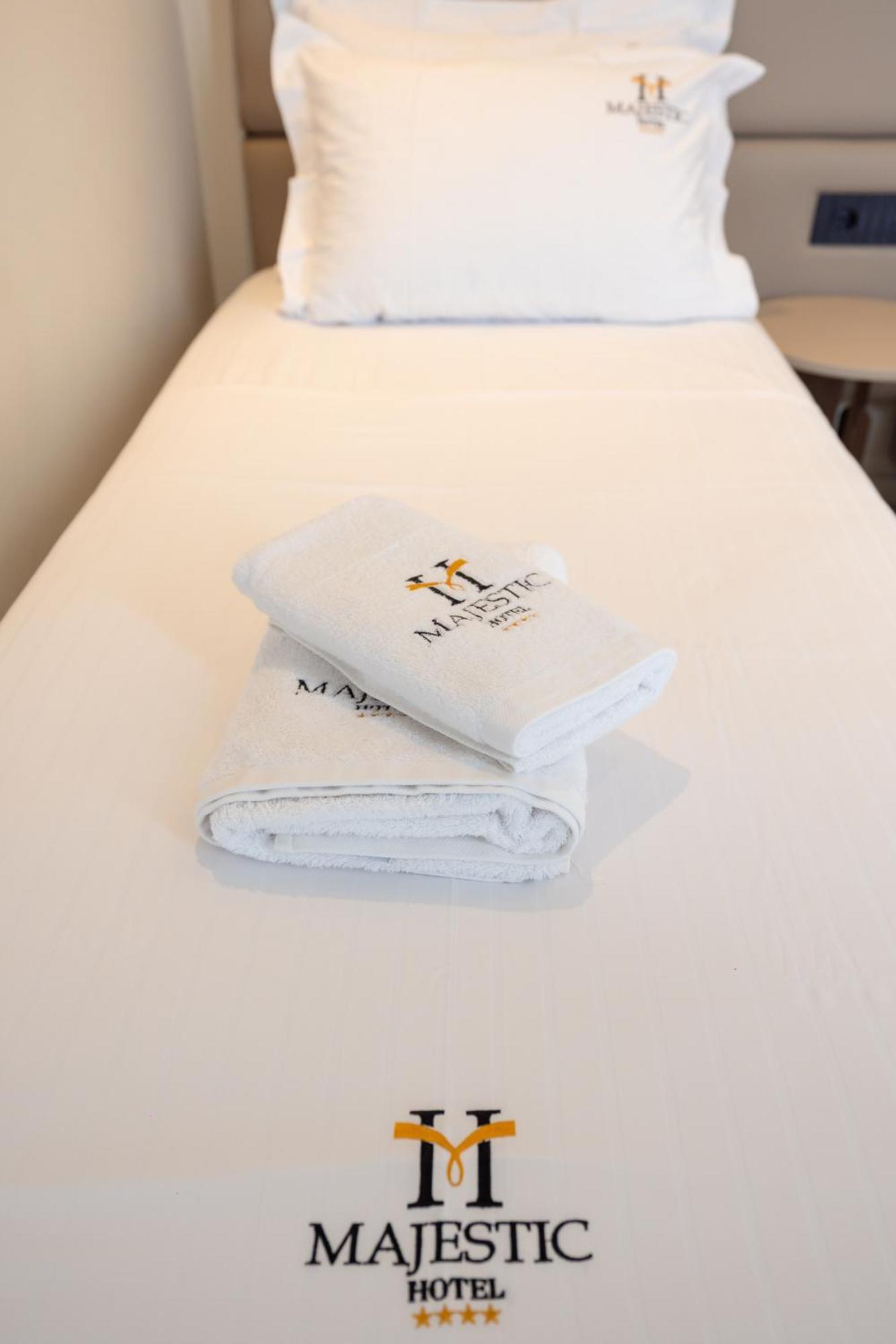 Hotel Majestic Radhimë Extérieur photo