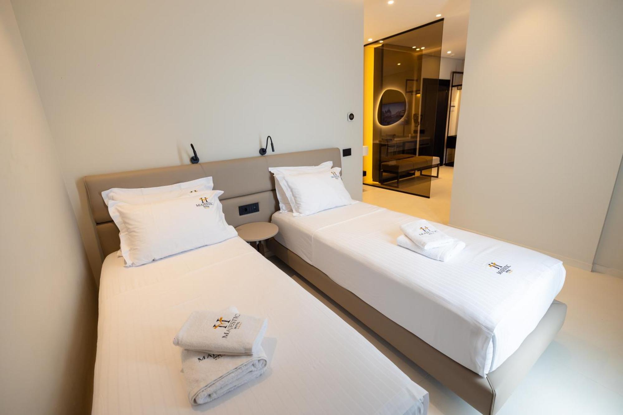 Hotel Majestic Radhimë Extérieur photo