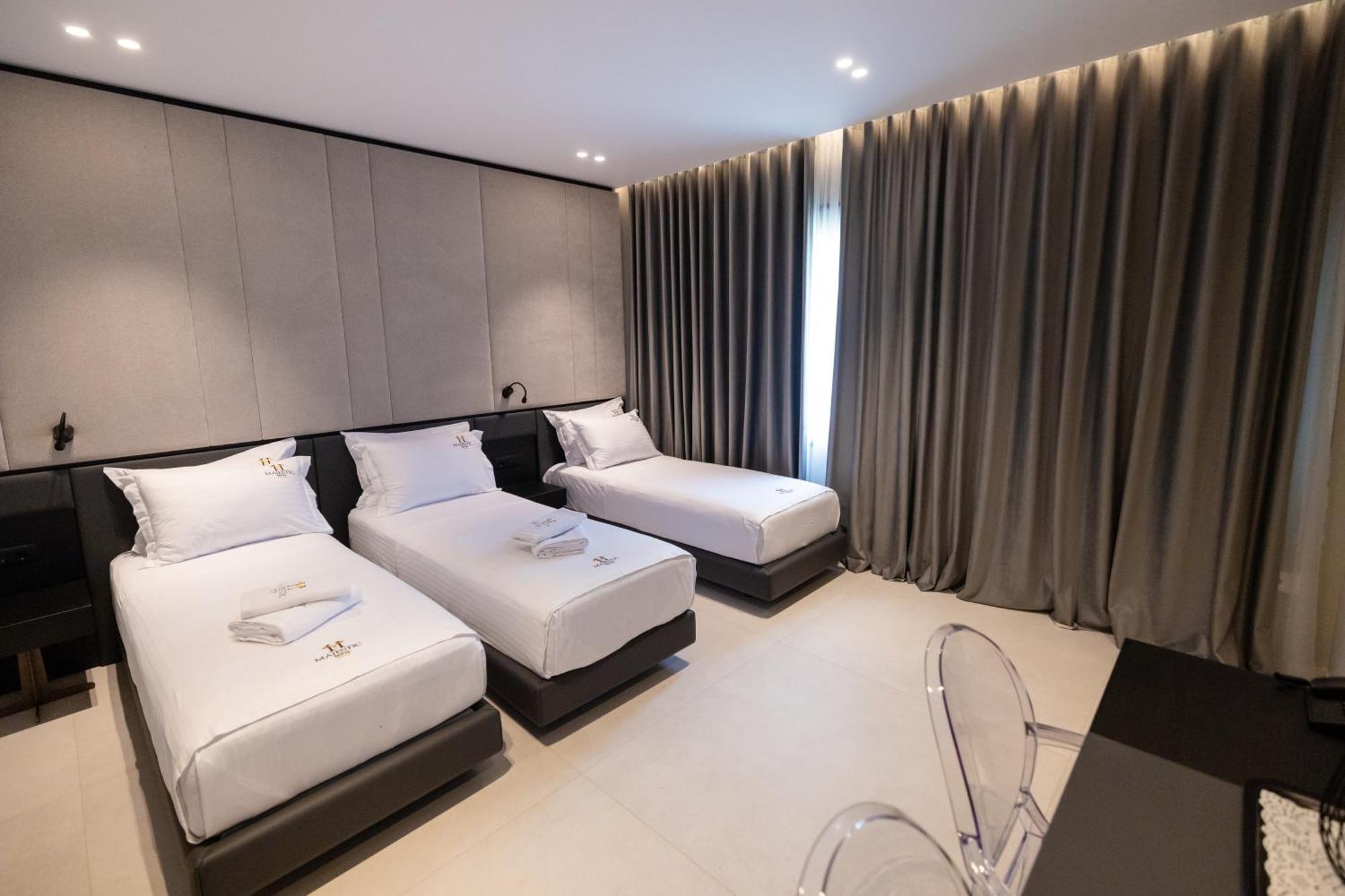 Hotel Majestic Radhimë Extérieur photo