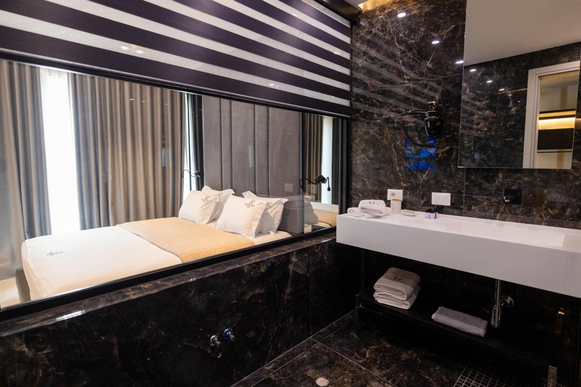 Hotel Majestic Radhimë Extérieur photo