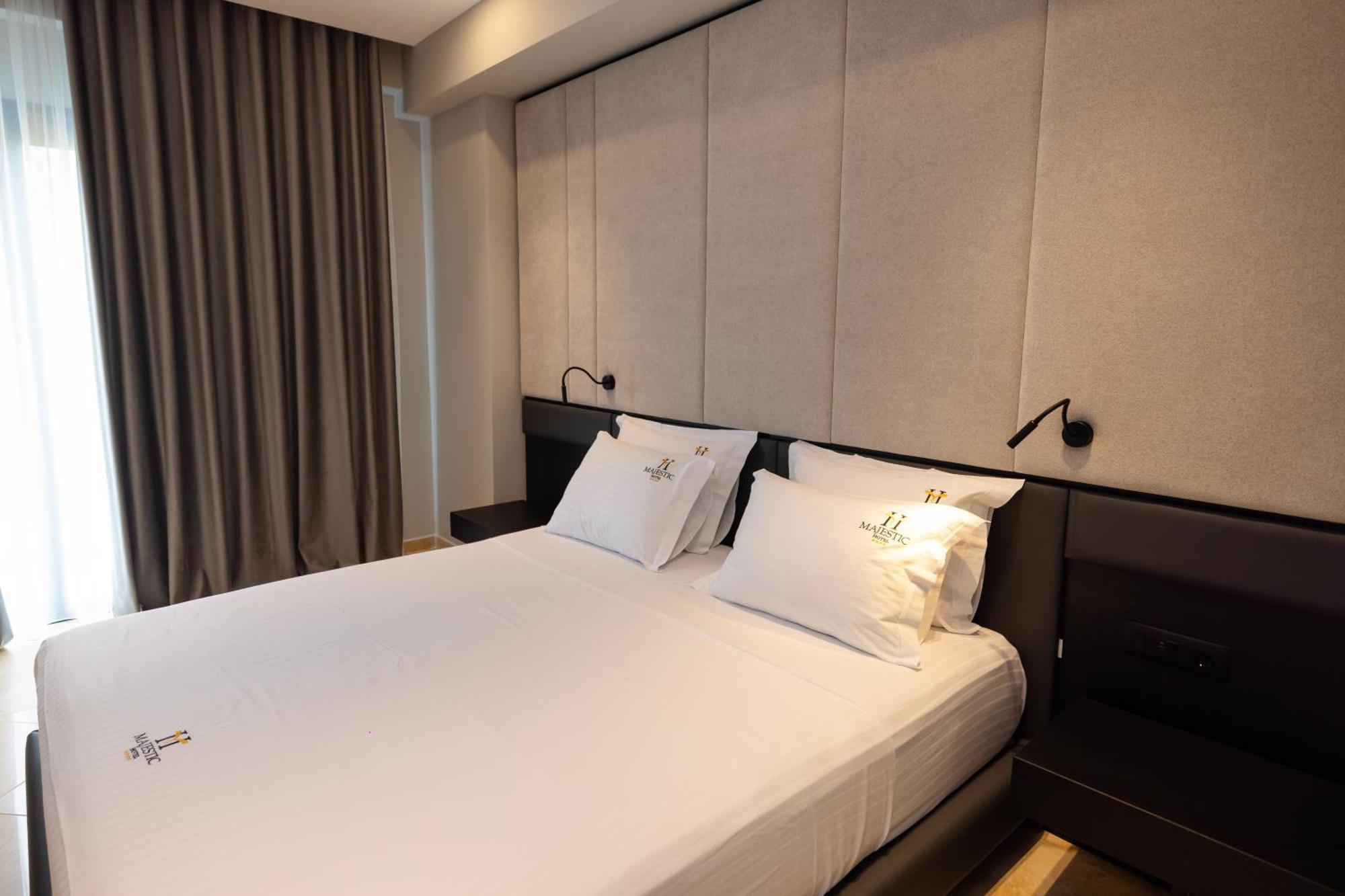 Hotel Majestic Radhimë Extérieur photo