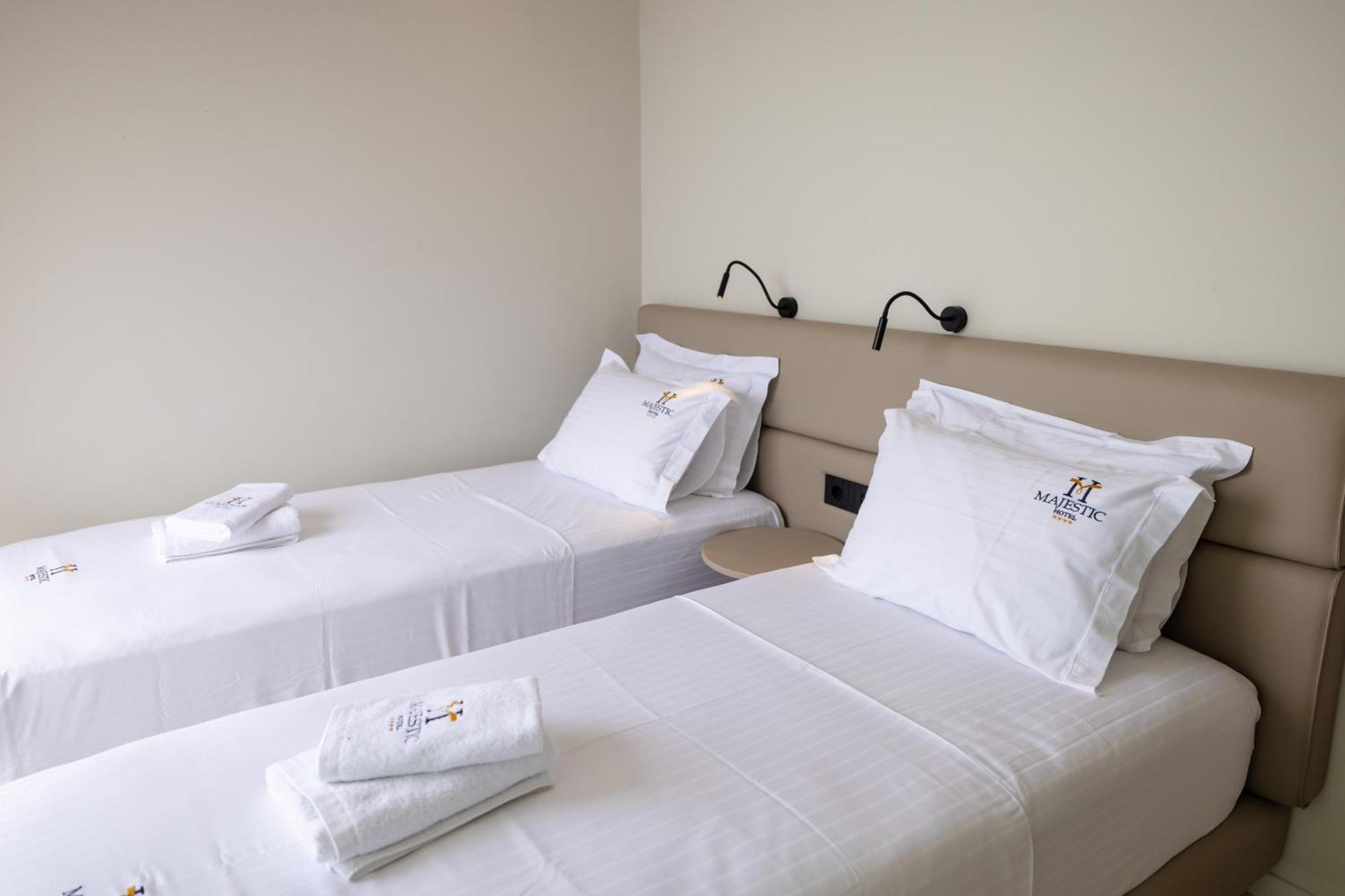 Hotel Majestic Radhimë Extérieur photo