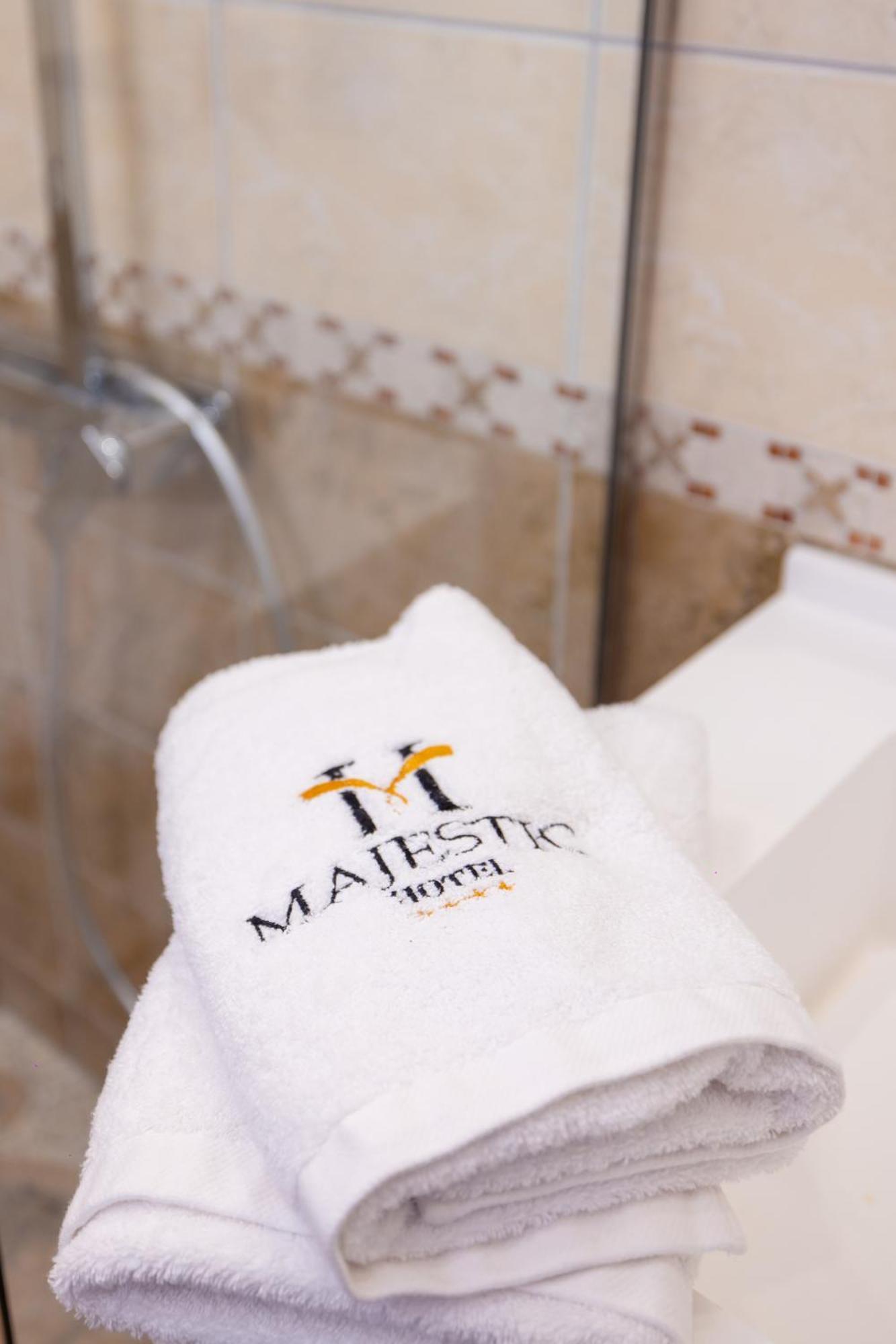 Hotel Majestic Radhimë Extérieur photo