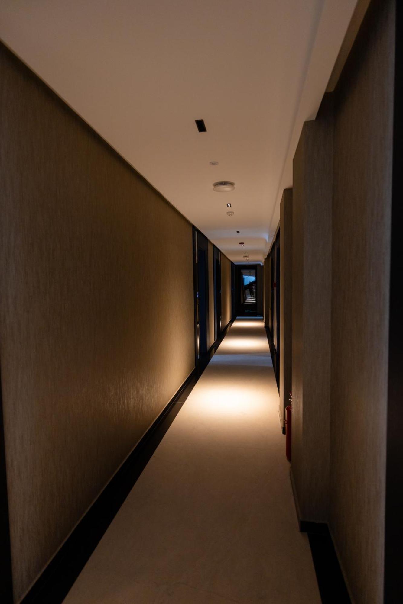 Hotel Majestic Radhimë Extérieur photo