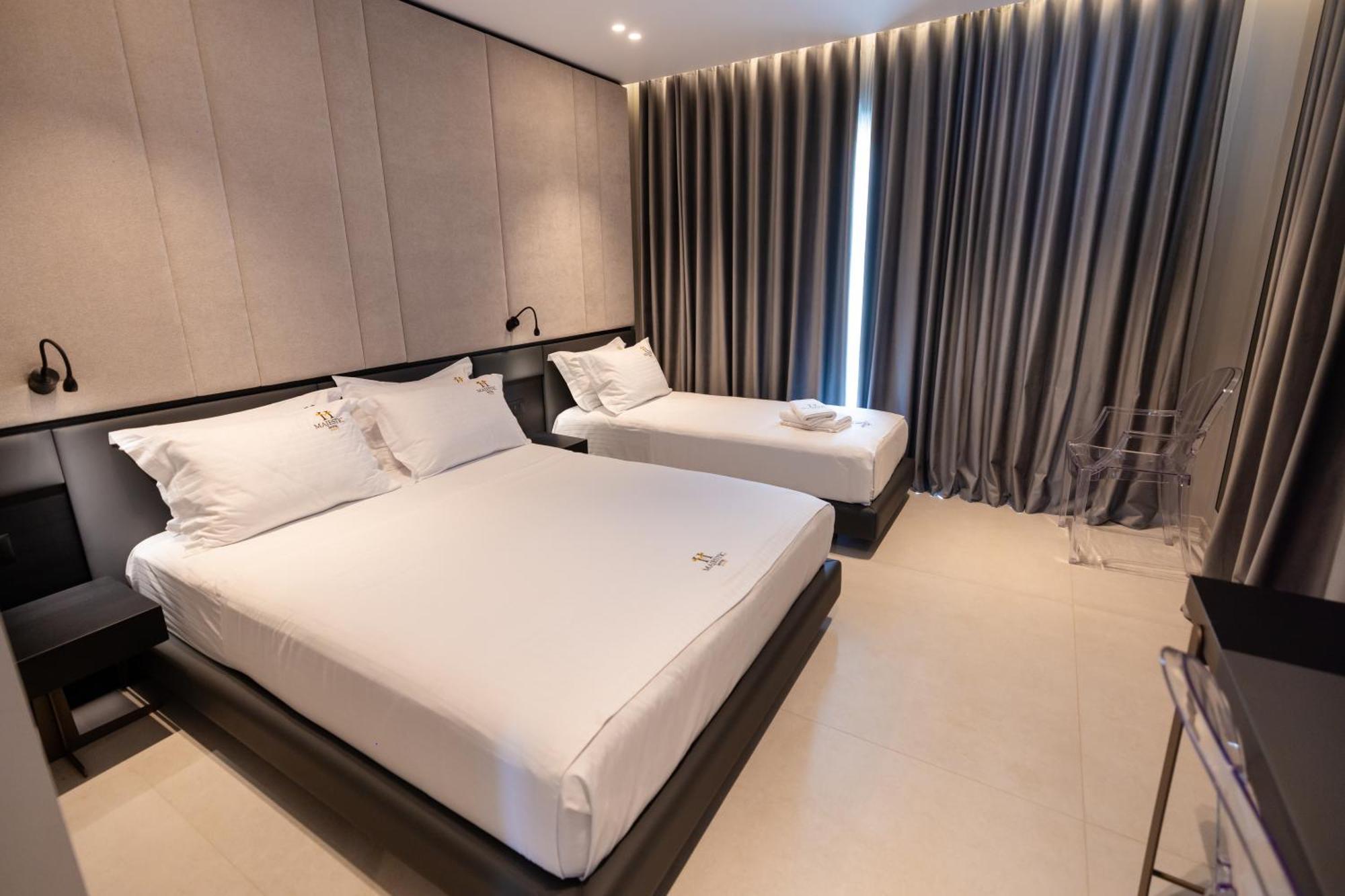 Hotel Majestic Radhimë Extérieur photo