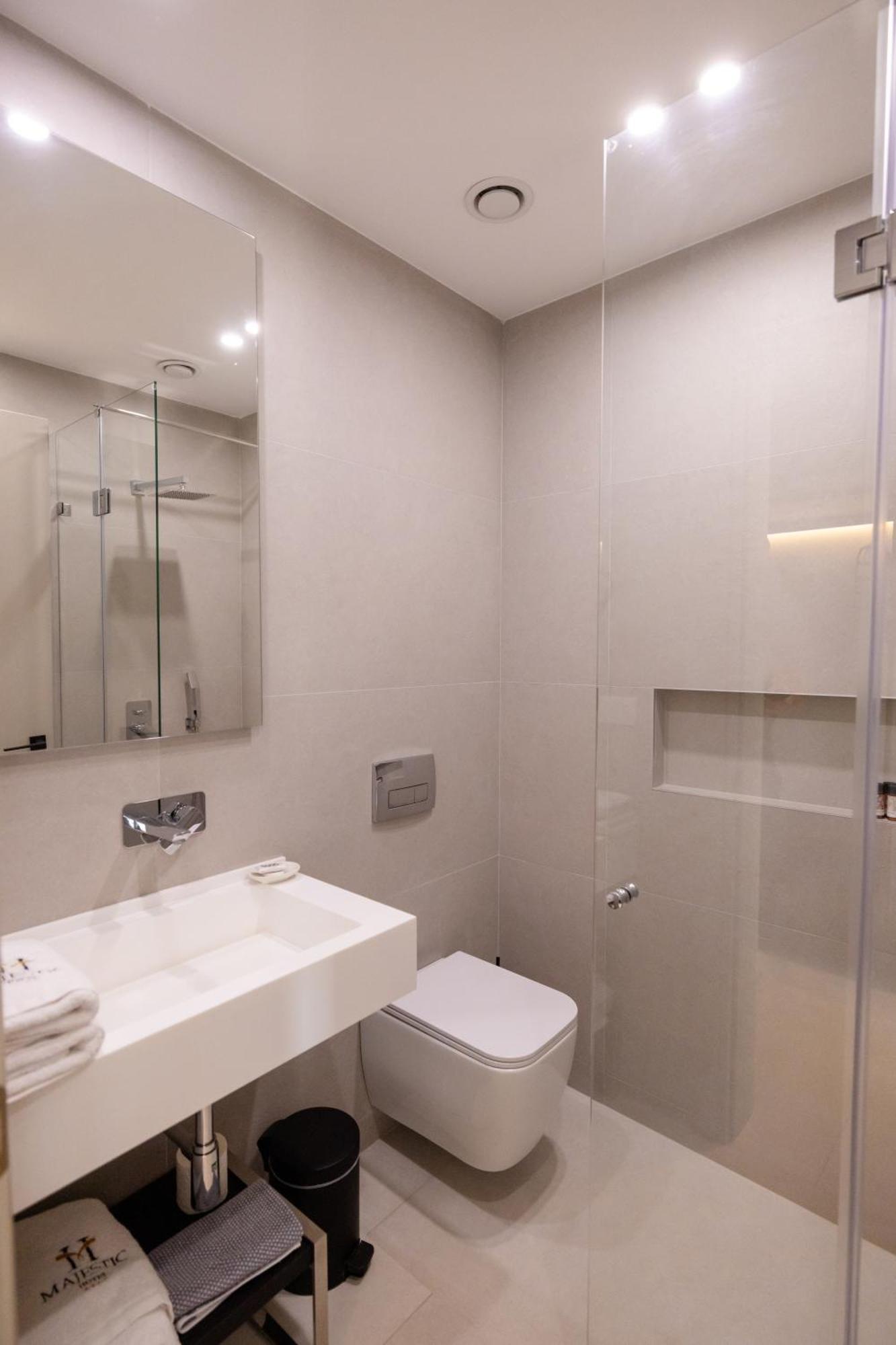 Hotel Majestic Radhimë Extérieur photo