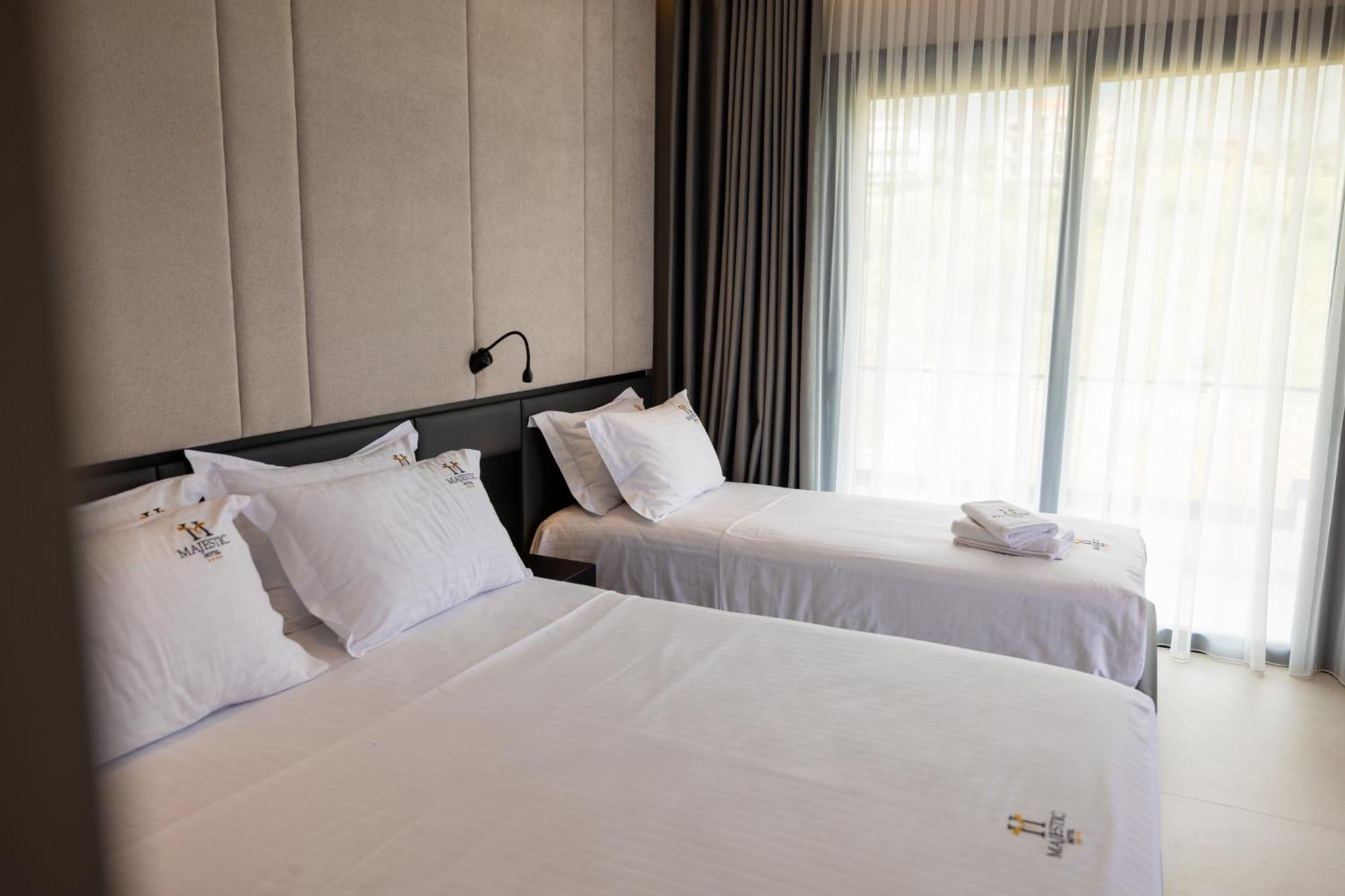 Hotel Majestic Radhimë Extérieur photo